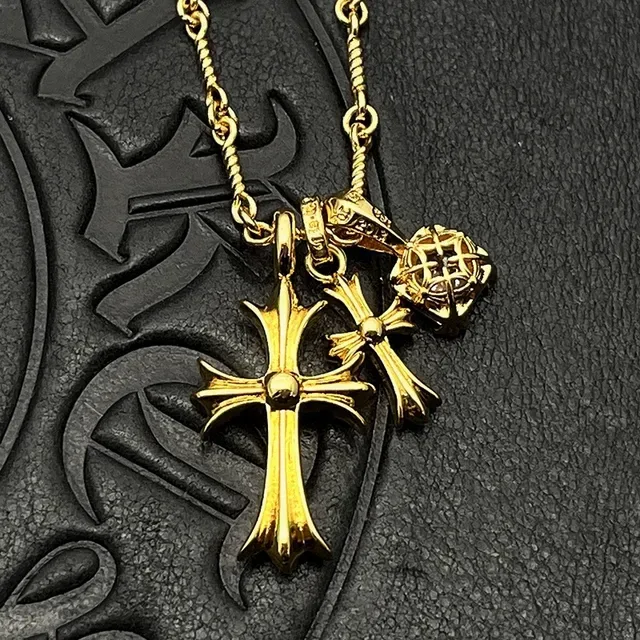 Collier pendentif croix Chrome Hearts or doré gemmes pavé 5