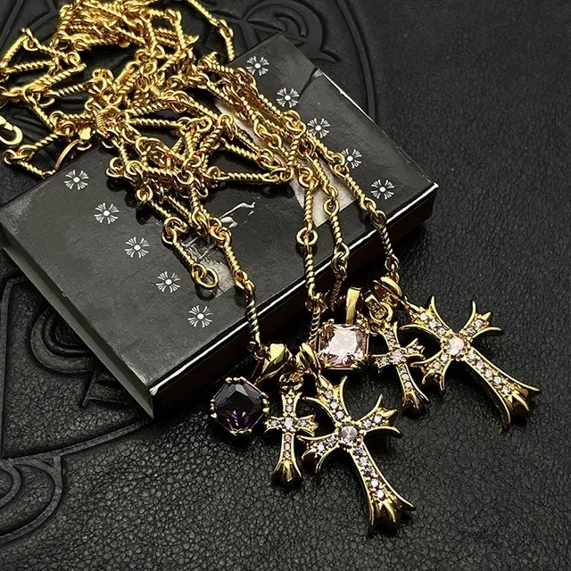 Collier pendentif croix Chrome Hearts or doré gemmes pavé 8
