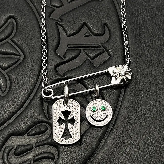 Chrome Hearts चाँदी पारदर्शी पावे क्रिस्टल सेफ्टी-पिन क्लास्प माला 3