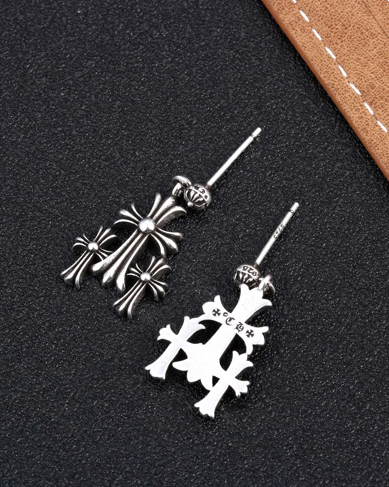 Chrome Hearts ট্রিপল ক্রস অক্সিডাইজড সিলভার কানের দুল 4