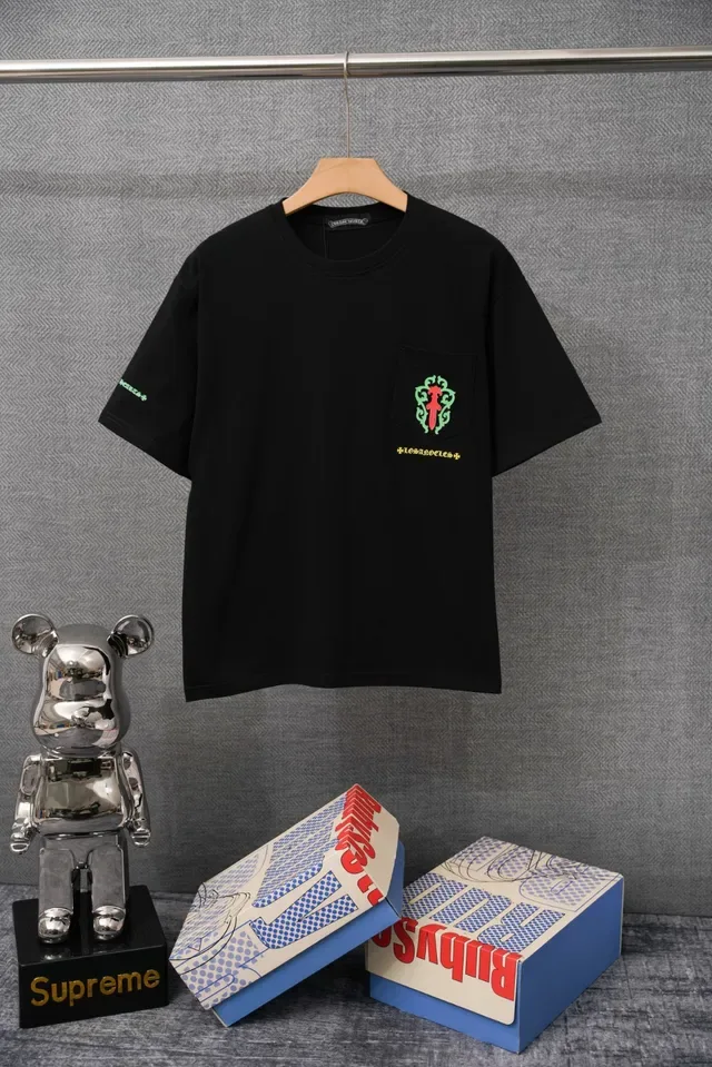 Camiseta Chrome Hearts blanca y roja cuello redondo con bolsillo 3