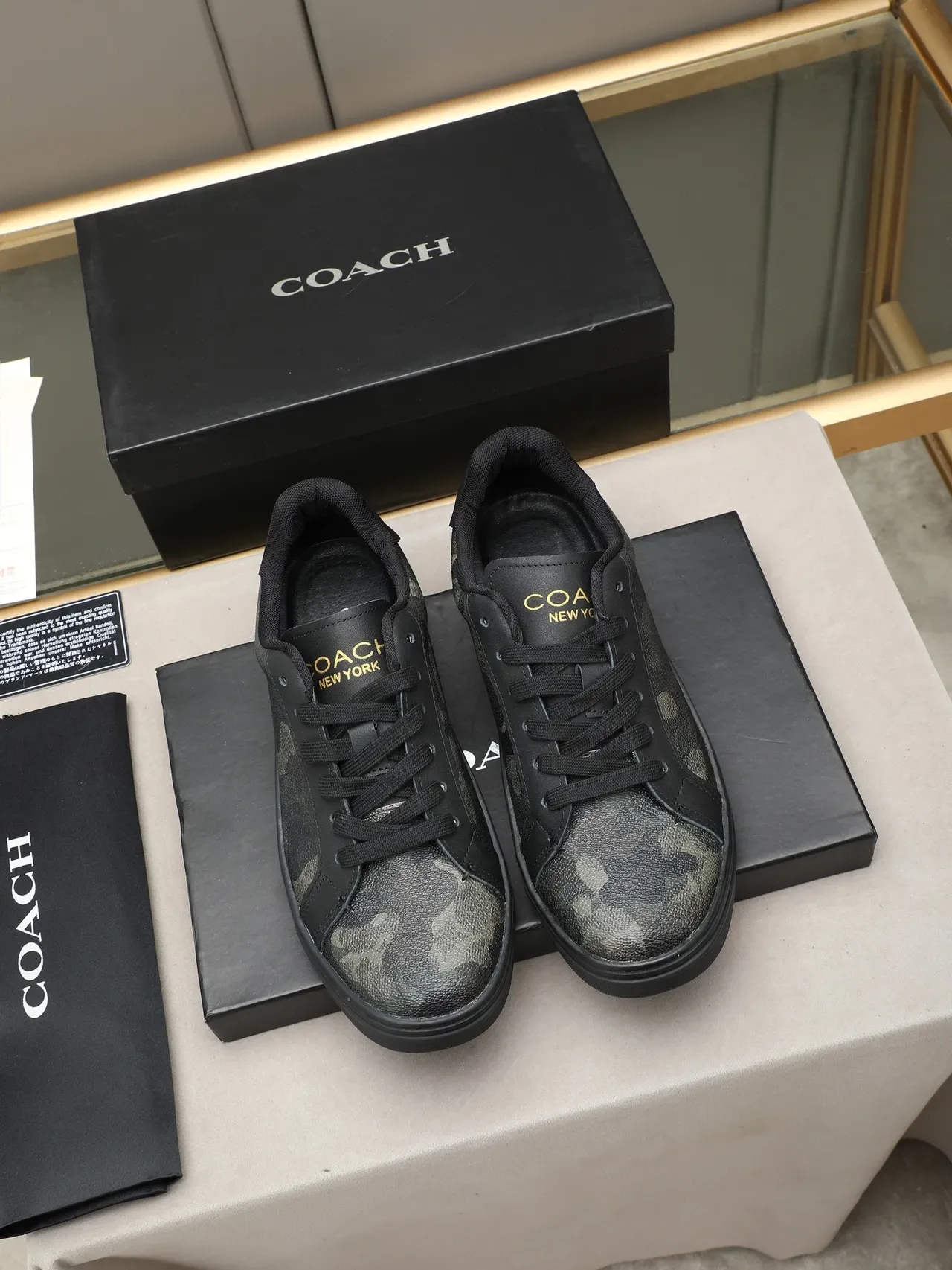 Coach Sneakers Noires à Encolure Basse en Cuir Texturisé Supérieur 2