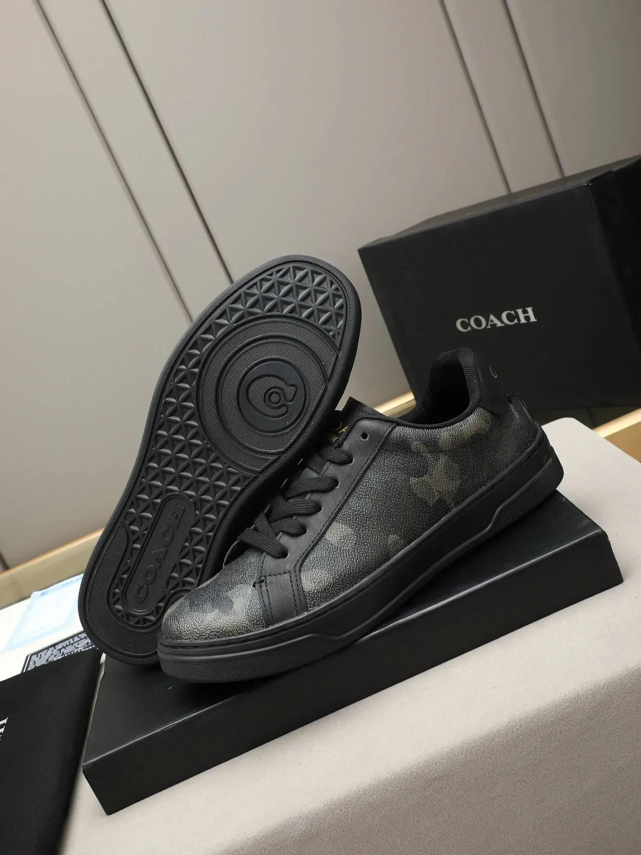 Coach Sneakers Noires à Encolure Basse en Cuir Texturisé Supérieur 4