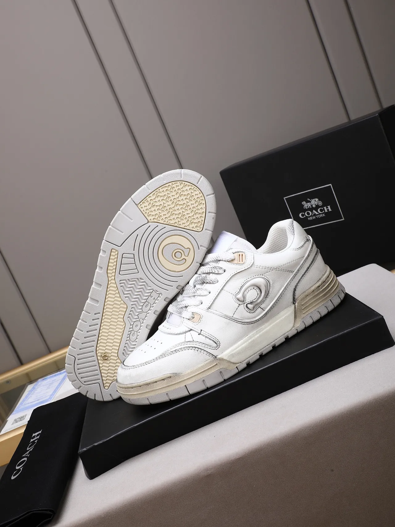 Coach branco bege embossado C Logo Layered Midsole Lifestyle Sneakers 4