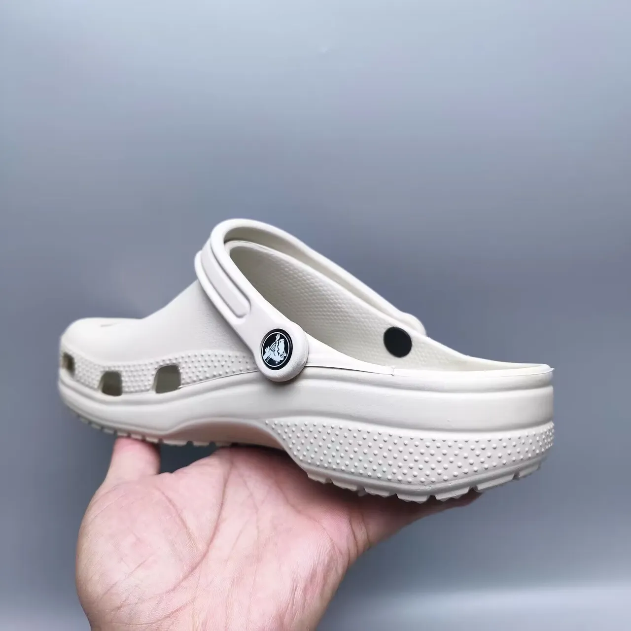 Crocs Clog Clásico Off-White Espuma Moldada 4