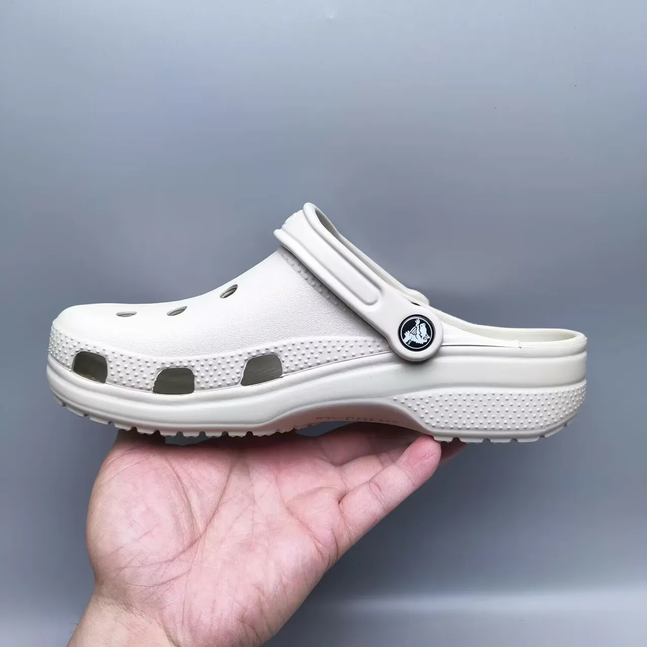 Crocs Clog Clásico Off-White Espuma Moldada 7