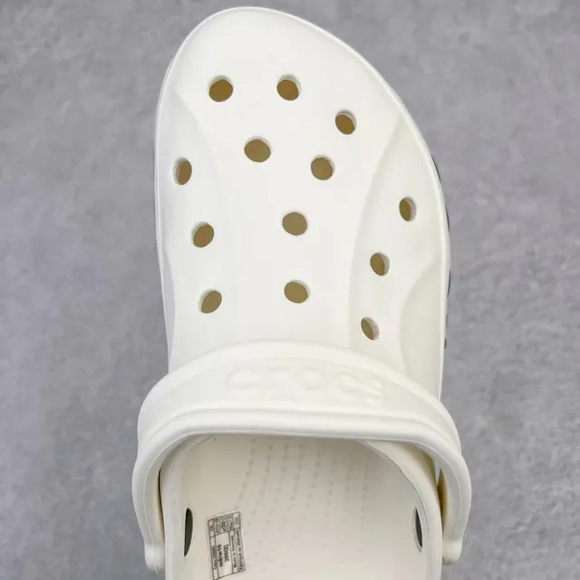 Crocs Classic Clog White Navy Construção de espuma moldeada Impressão lateral da marca Clog 4