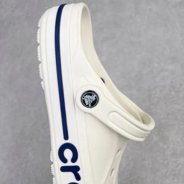 Crocs Classic Clog White Navy Construção de espuma moldeada Impressão lateral da marca Clog 6