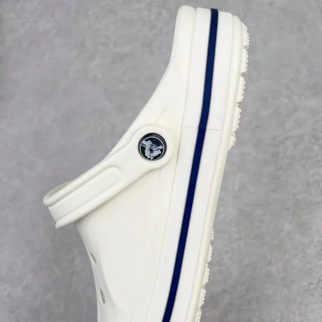 Crocs Classic Clog White Navy Construção de espuma moldeada Impressão lateral da marca Clog 7