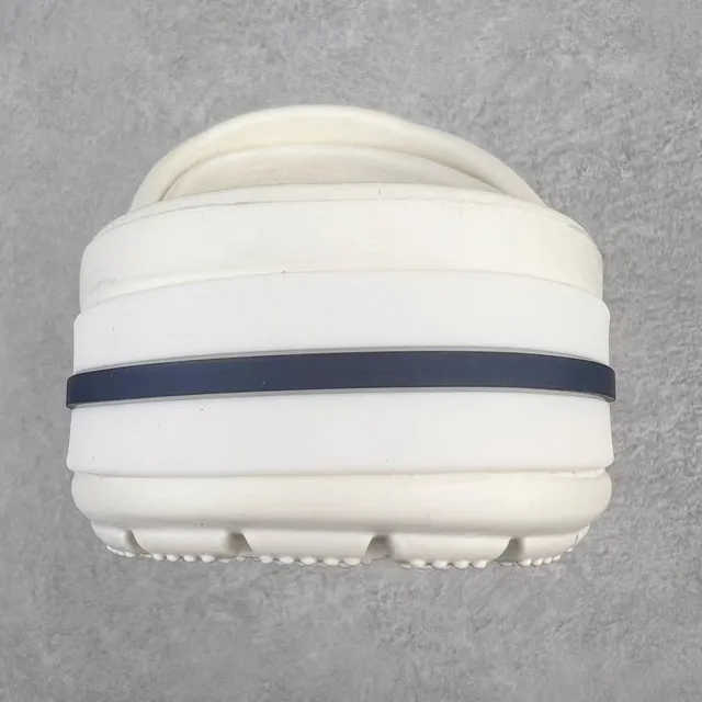 Crocs Classic Clog White Navy Construção de espuma moldeada Impressão lateral da marca Clog 8