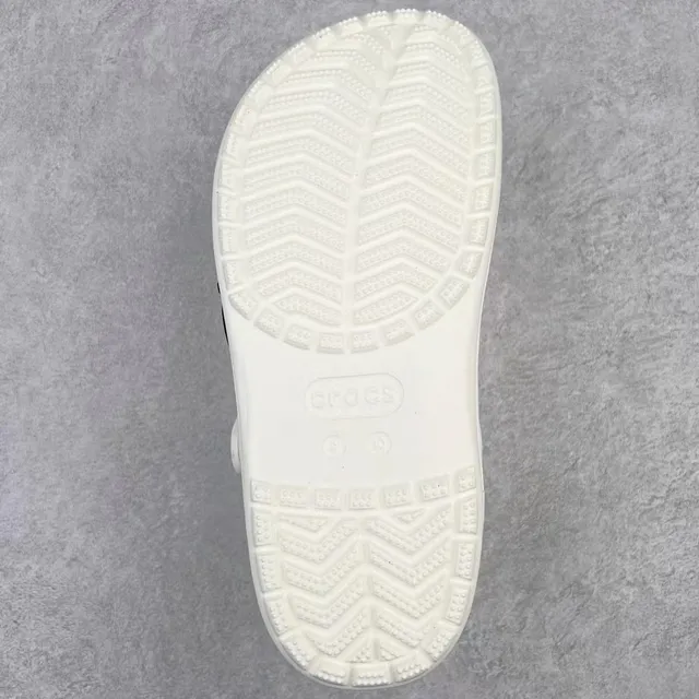 Crocs Classic Clog White Navy Construção de espuma moldeada Impressão lateral da marca Clog 9