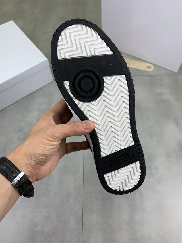 Diesel 海军麂皮生活休闲鞋 3