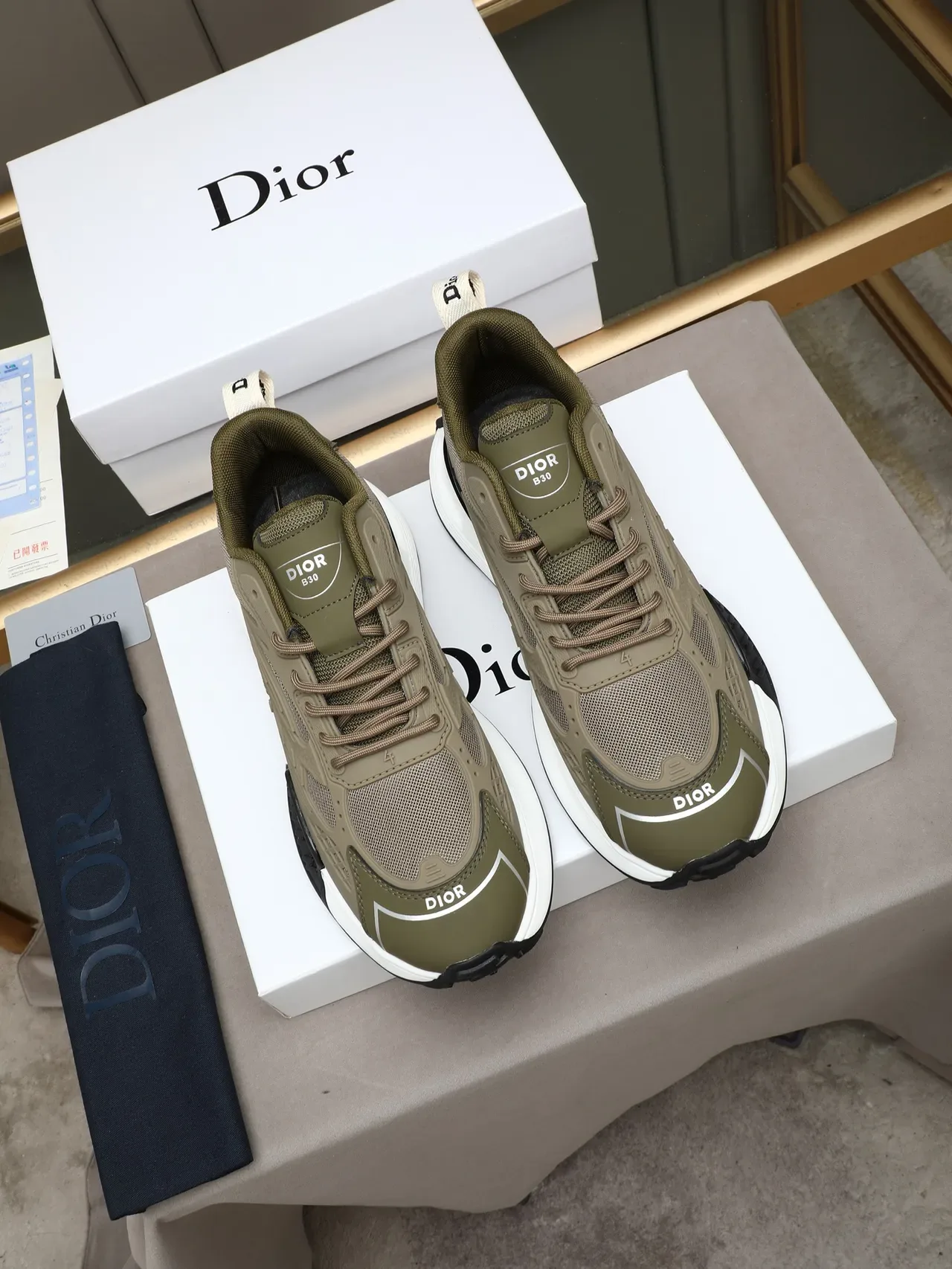 Dior आर्मी ग्रीन बीज स्कल्प्टेड मिडसोल एम्बॉस्ड वेव ओवरले चंकी स्नीकर 3