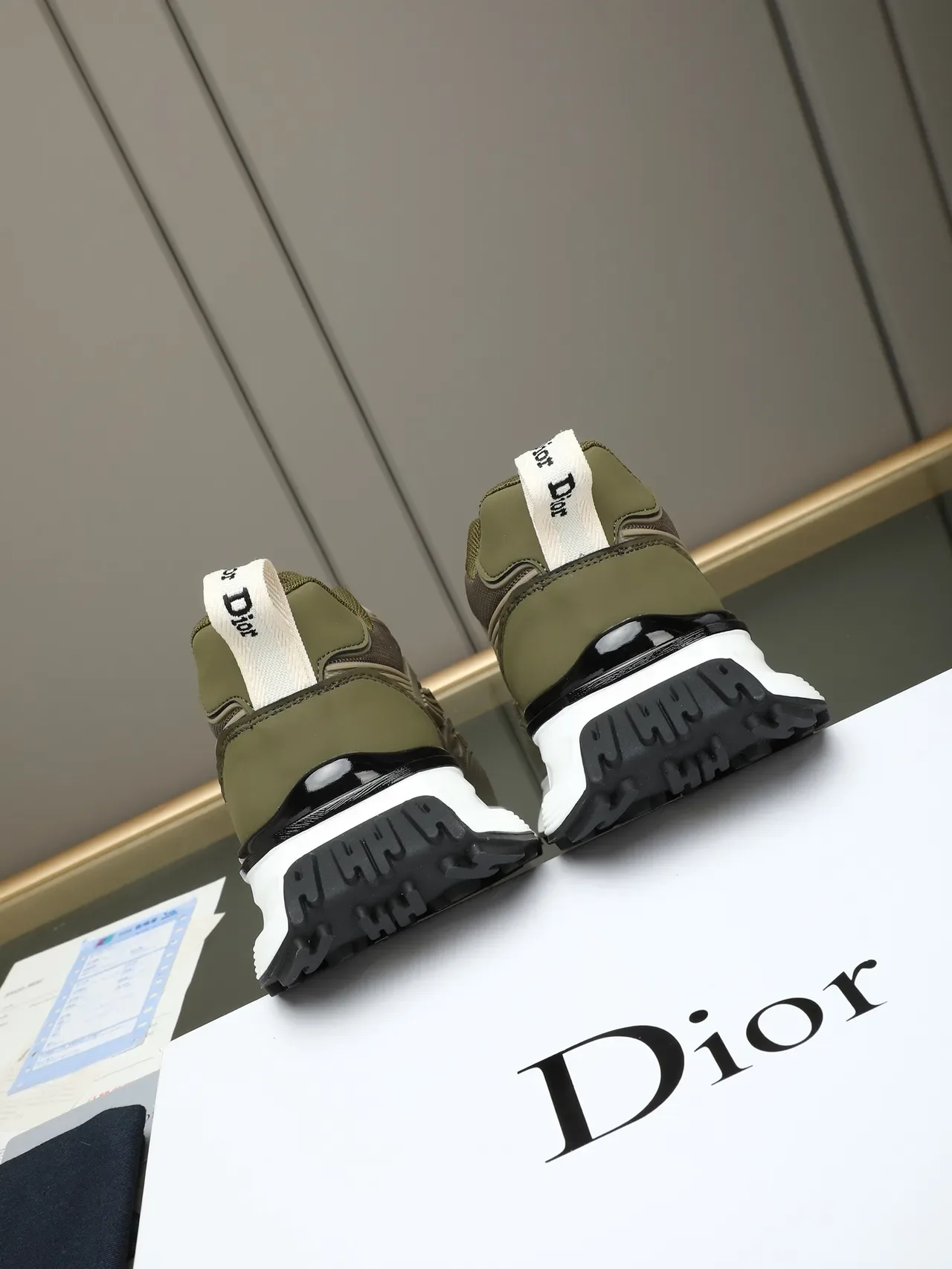 Dior आर्मी ग्रीन बीज स्कल्प्टेड मिडसोल एम्बॉस्ड वेव ओवरले चंकी स्नीकर 4