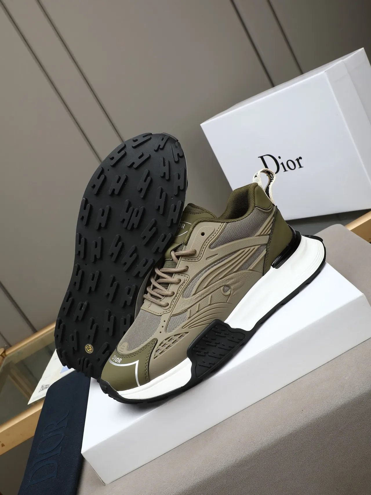 Dior आर्मी ग्रीन बीज स्कल्प्टेड मिडसोल एम्बॉस्ड वेव ओवरले चंकी स्नीकर 5