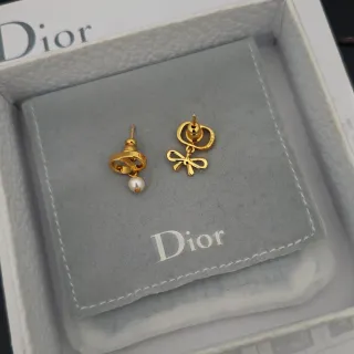 Dior Boucles d'oreilles Asymétriques Dorées avec Nœud et Perle