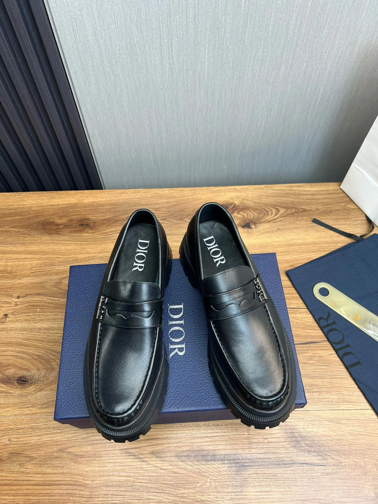 Dior B23 কালো টেক্সচার্ড চামড়া মোটা লাগ-সোল লুফার 3
