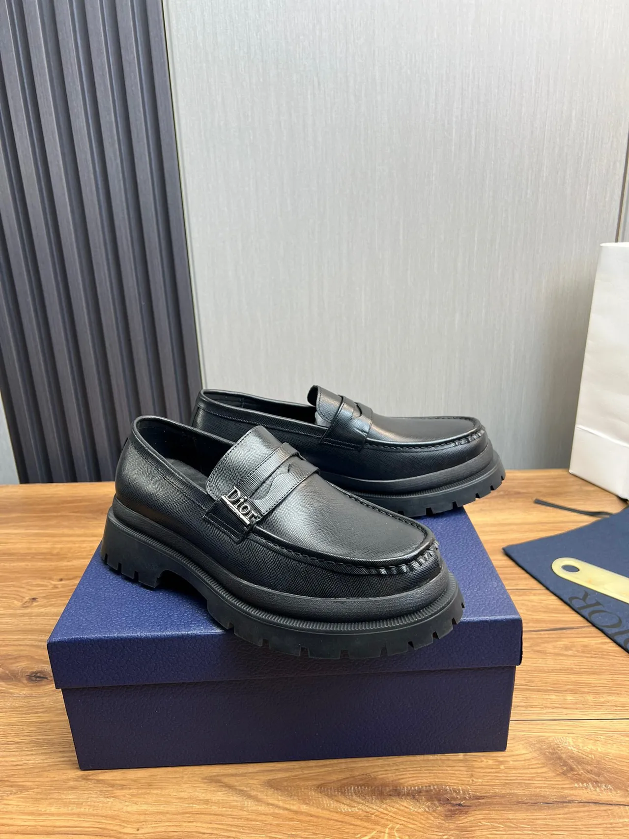 Dior B23 কালো টেক্সচার্ড চামড়া মোটা লাগ-সোল লুফার 4
