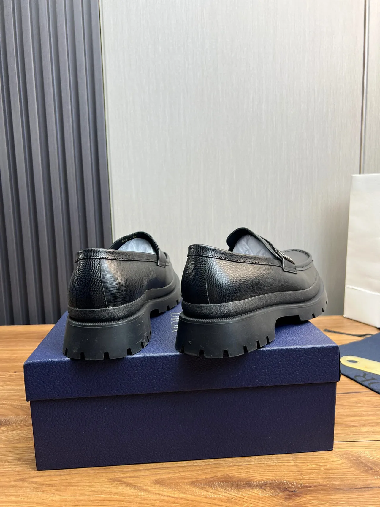 Dior B23 কালো টেক্সচার্ড চামড়া মোটা লাগ-সোল লুফার 6