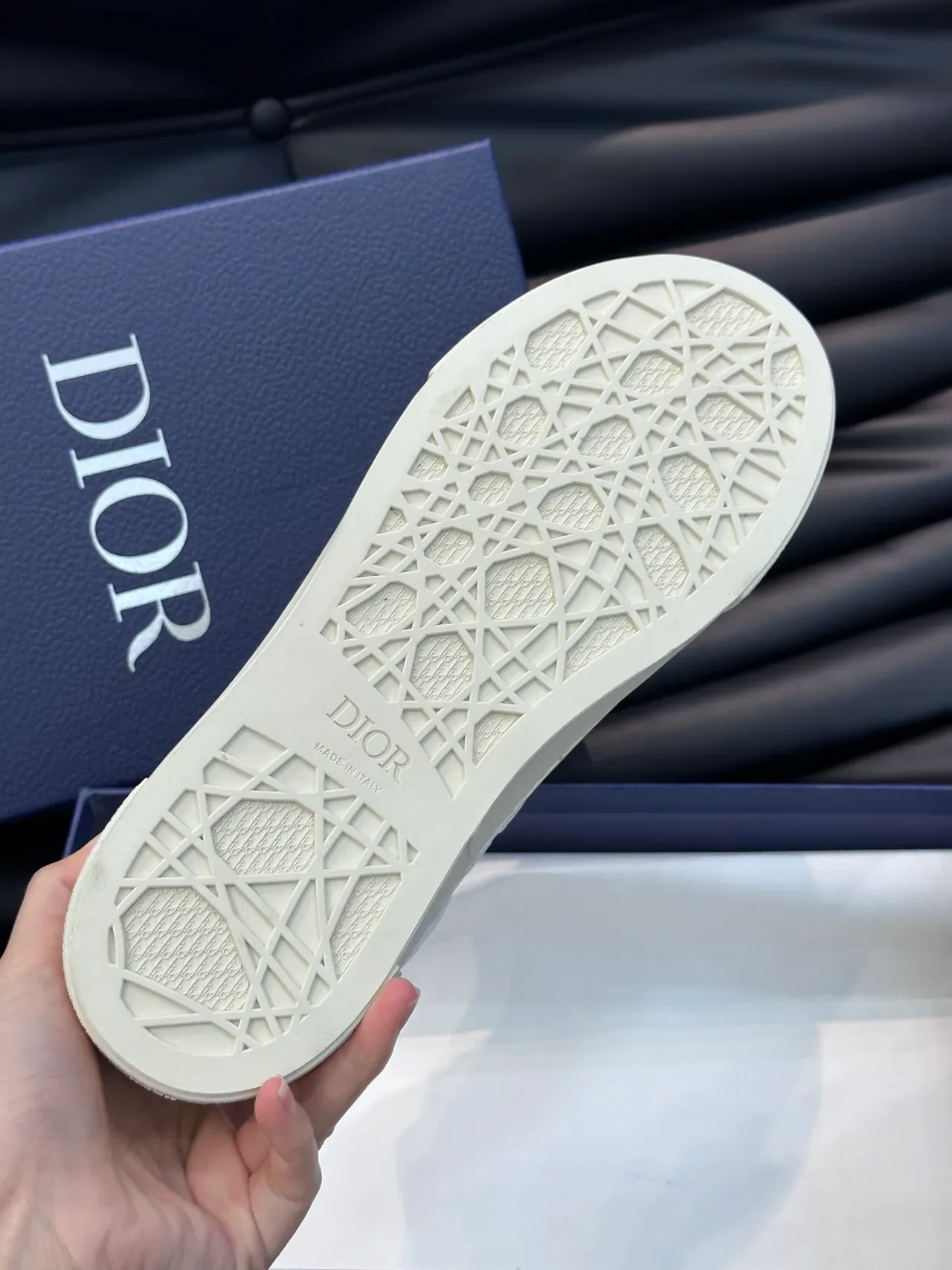Dior B23 Monogram Embossed Tênis Lifestyle Brancas 2