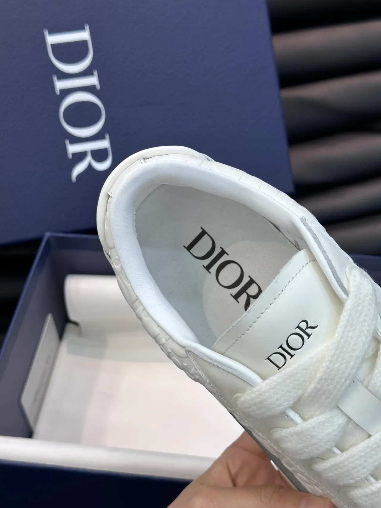 Dior B23 Monogram Embossed Tênis Lifestyle Brancas 3