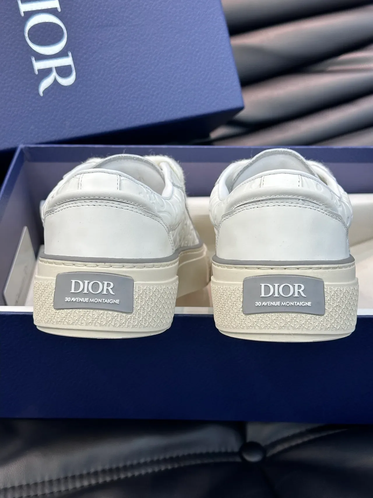 Dior B23 Monogram Embossed Tênis Lifestyle Brancas 4