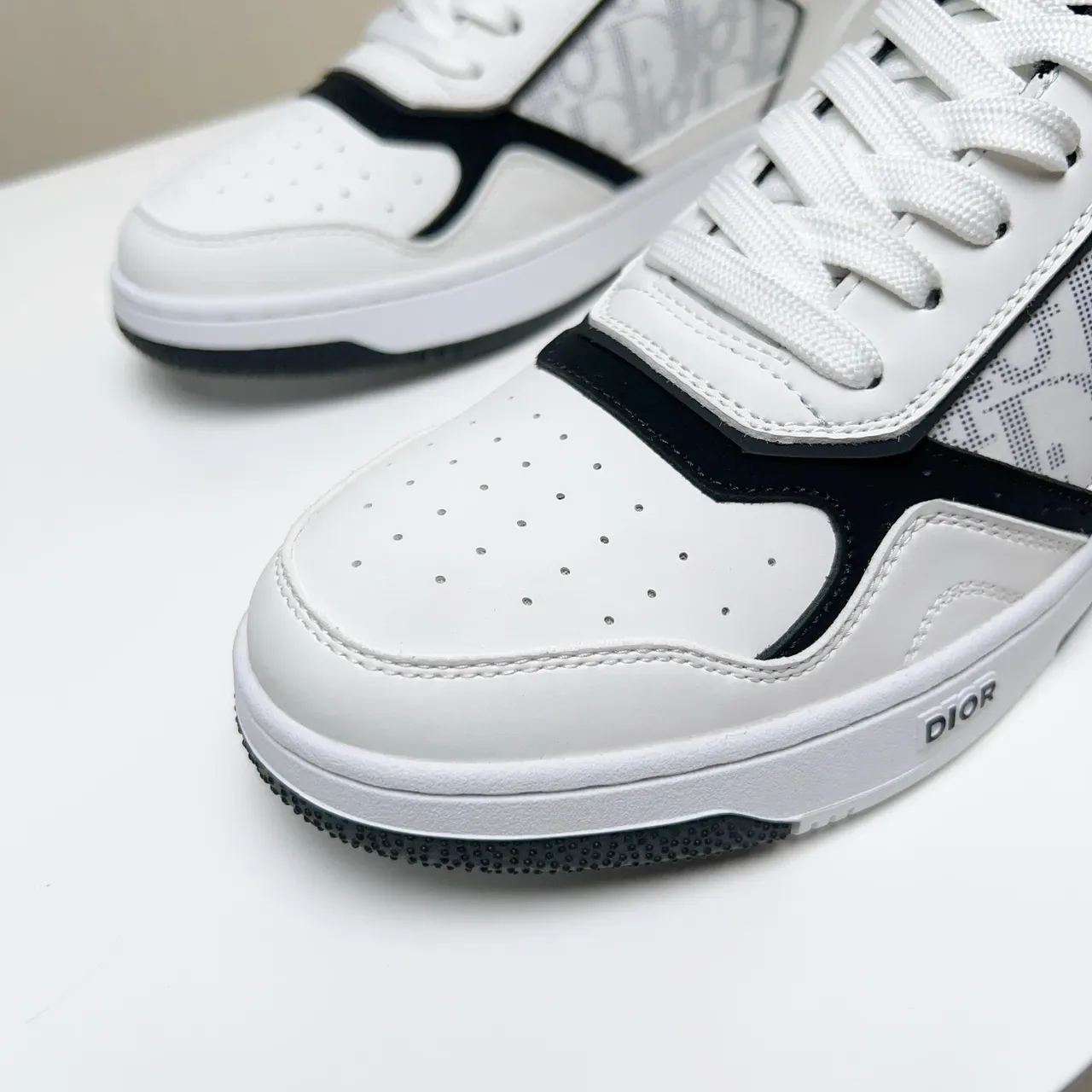 Dior B23 White Black Low-Top Perforated Toe Lifestyle Sneakers 2