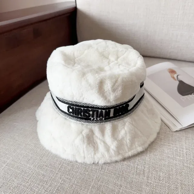 Dior Chapéu Bucket Bege Preto Forro de Pelúcia Falsa Exterior Faixa Tricada com Logo 2