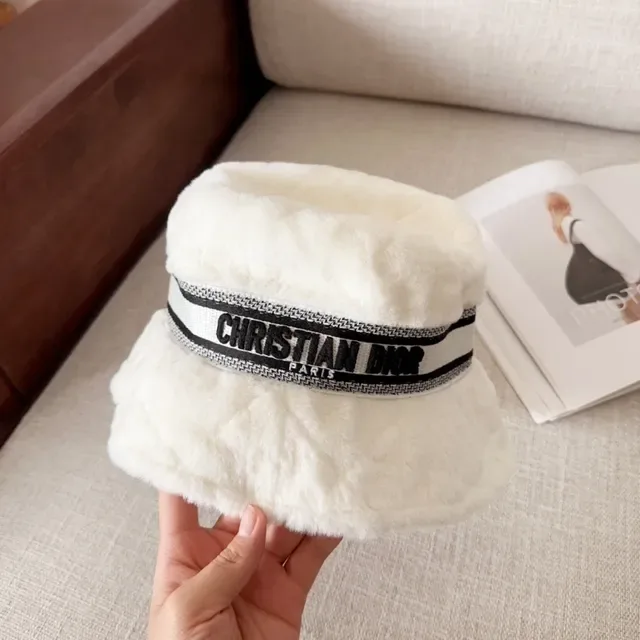 Dior Chapéu Bucket Bege Preto Forro de Pelúcia Falsa Exterior Faixa Tricada com Logo 3