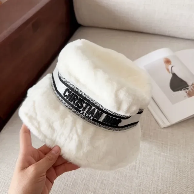 Dior Chapéu Bucket Bege Preto Forro de Pelúcia Falsa Exterior Faixa Tricada com Logo 4