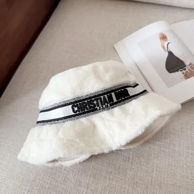 Dior Chapéu Bucket Bege Preto Forro de Pelúcia Falsa Exterior Faixa Tricada com Logo 5