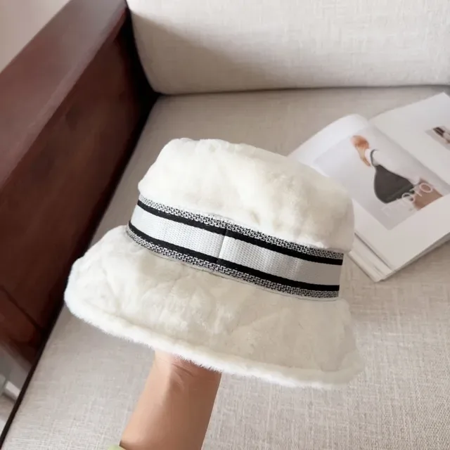 Dior Chapéu Bucket Bege Preto Forro de Pelúcia Falsa Exterior Faixa Tricada com Logo 7