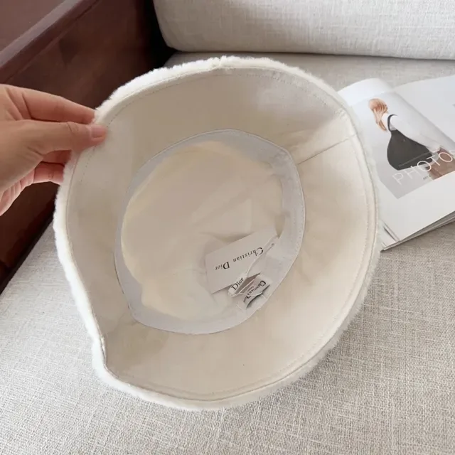 Dior Chapéu Bucket Bege Preto Forro de Pelúcia Falsa Exterior Faixa Tricada com Logo 8