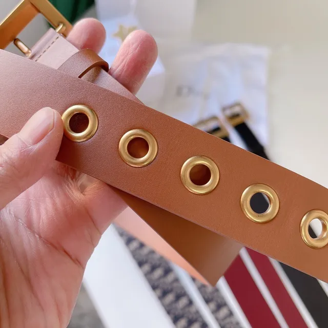 Cinto de couro Dior marrom fivela quadrada dourada cinco grommets alinhados 7
