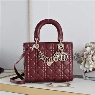 Dior बर्गंडी सोने का क्विल्टेड कैनेज चमड़े का चार्म चेन सजावट टोट बैग