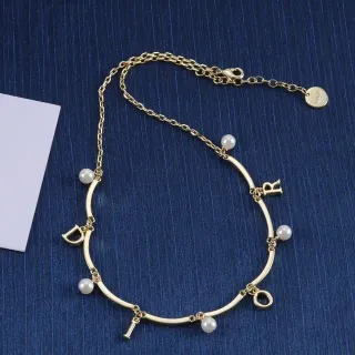 Dior قلادة ذهبية اللون مع تعويذة لؤلؤ وحرف