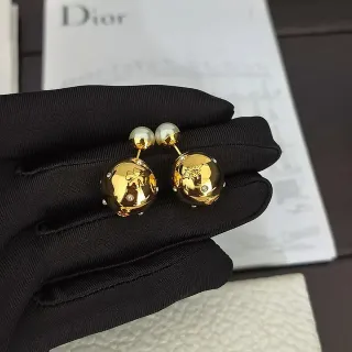 أقراط Dior ذهبي اللون لؤلؤي الأعلى كرة منحوتة