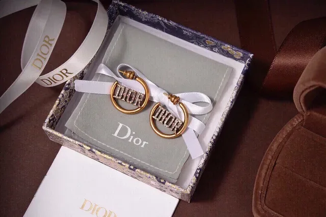 Boucles d'oreilles créoles Dior dorées blanches ornées de cristaux et Logo 2