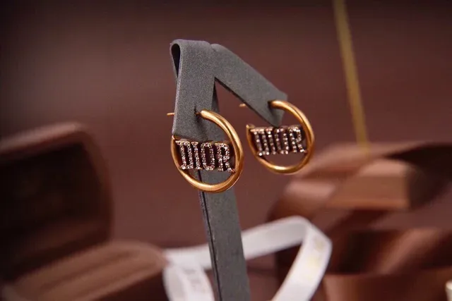 Boucles d'oreilles créoles Dior dorées blanches ornées de cristaux et Logo 3