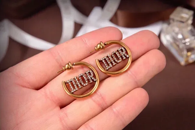 Boucles d'oreilles créoles Dior dorées blanches ornées de cristaux et Logo 4