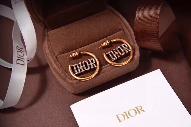 Boucles d'oreilles créoles Dior dorées blanches ornées de cristaux et Logo 5