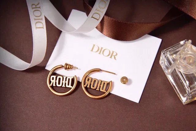 Boucles d'oreilles créoles Dior dorées blanches ornées de cristaux et Logo 6