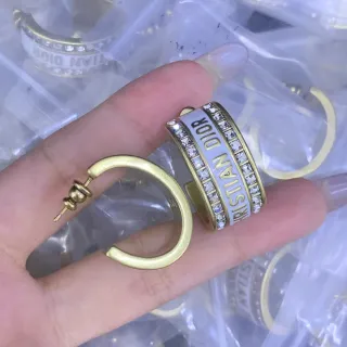 Dior সোনা সাদা ধাতু এনামেল ব্যান্ড কানের দুল