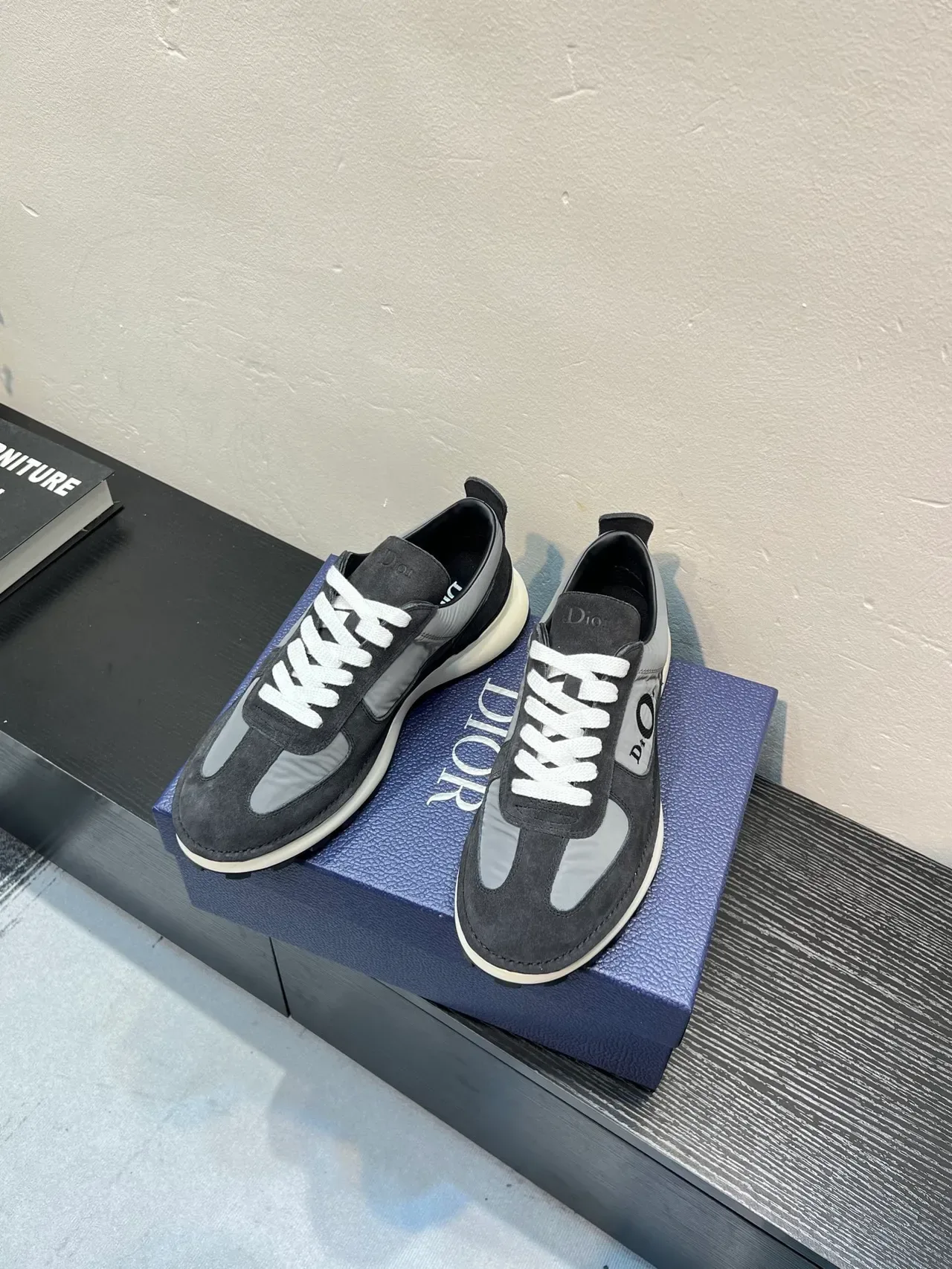 Dior Zapatos Lifestyle Gris Blanco De Ante Y Sintético Con Construcción De Paneles Y Cordones Contrastantes 2