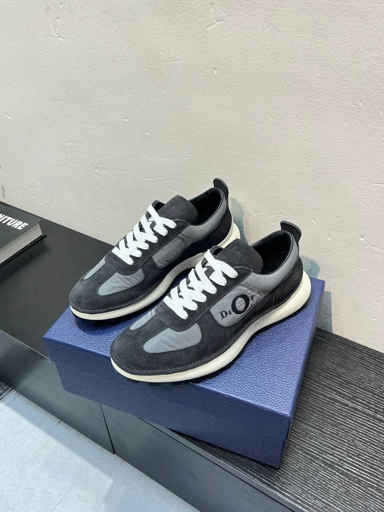Dior Zapatos Lifestyle Gris Blanco De Ante Y Sintético Con Construcción De Paneles Y Cordones Contrastantes 3