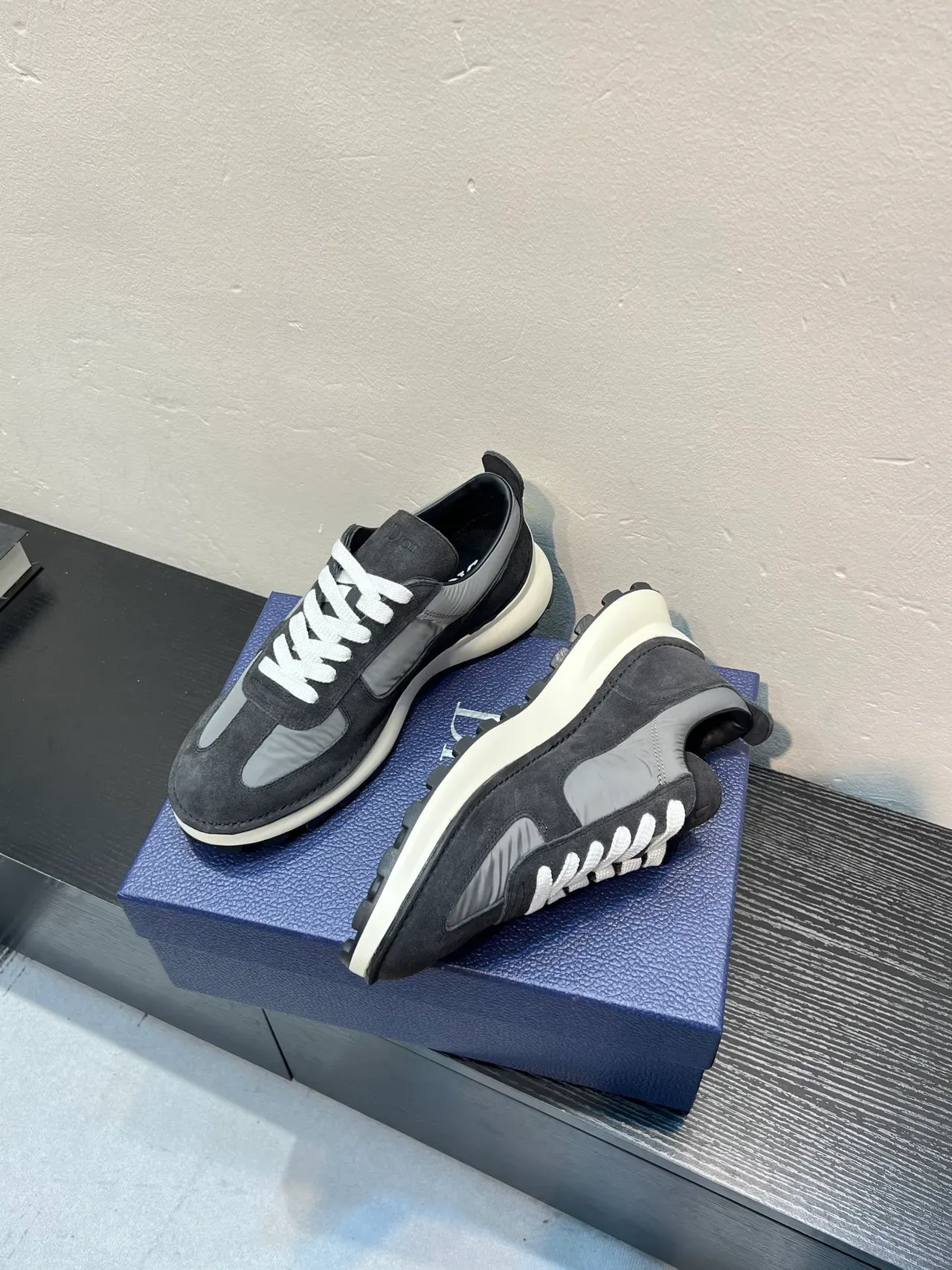 Dior Zapatos Lifestyle Gris Blanco De Ante Y Sintético Con Construcción De Paneles Y Cordones Contrastantes 4