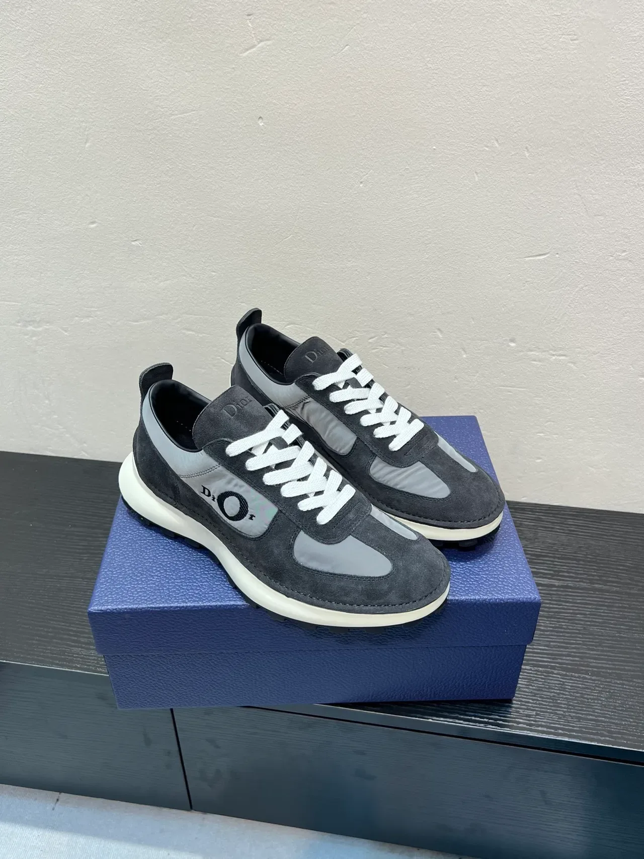 Dior Zapatos Lifestyle Gris Blanco De Ante Y Sintético Con Construcción De Paneles Y Cordones Contrastantes 5