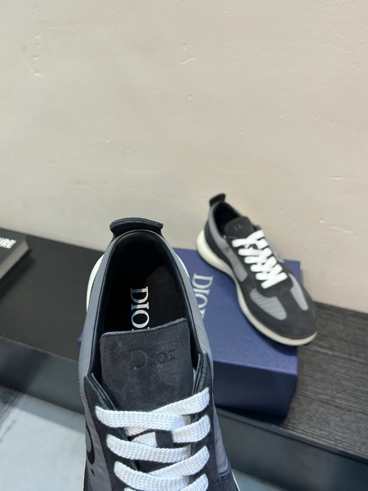 Dior Zapatos Lifestyle Gris Blanco De Ante Y Sintético Con Construcción De Paneles Y Cordones Contrastantes 7