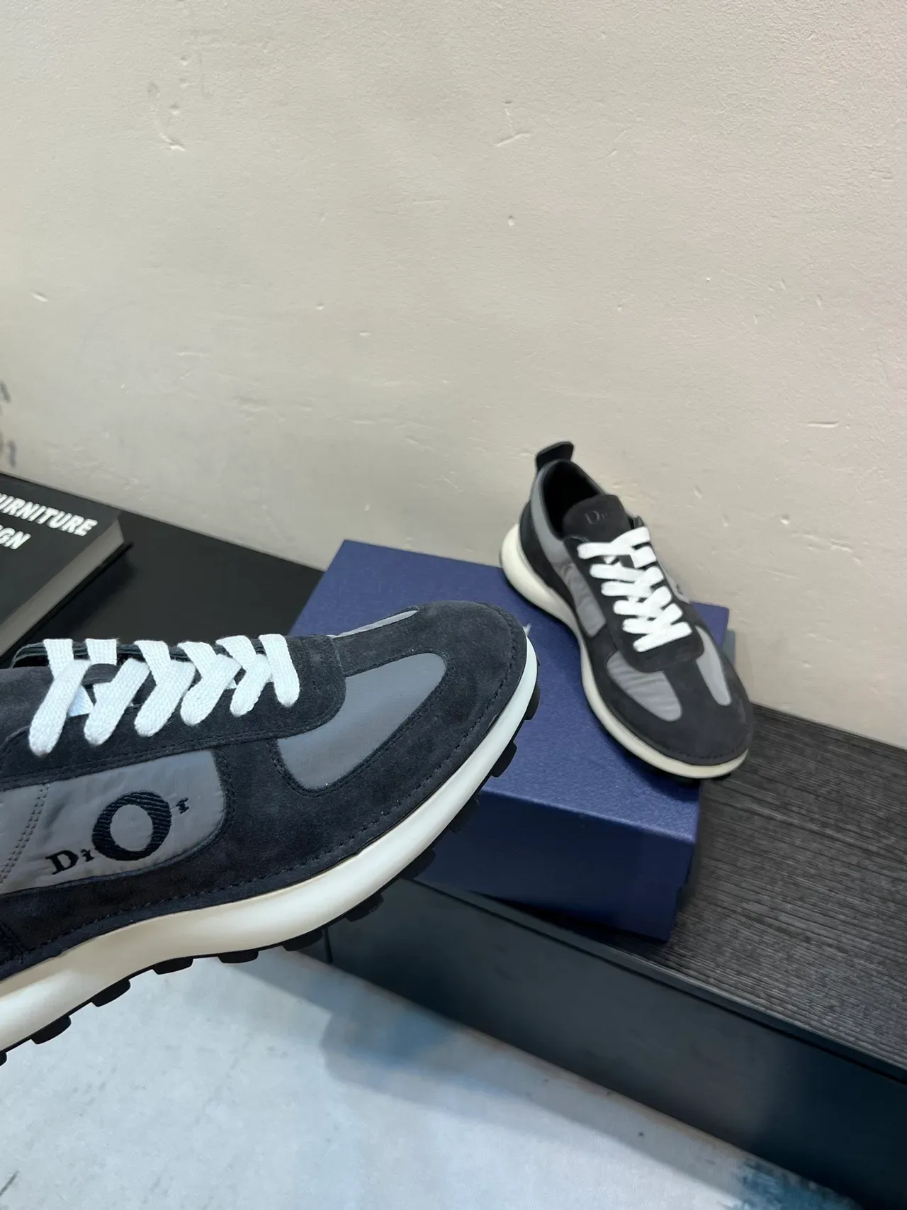 Dior Zapatos Lifestyle Gris Blanco De Ante Y Sintético Con Construcción De Paneles Y Cordones Contrastantes 8