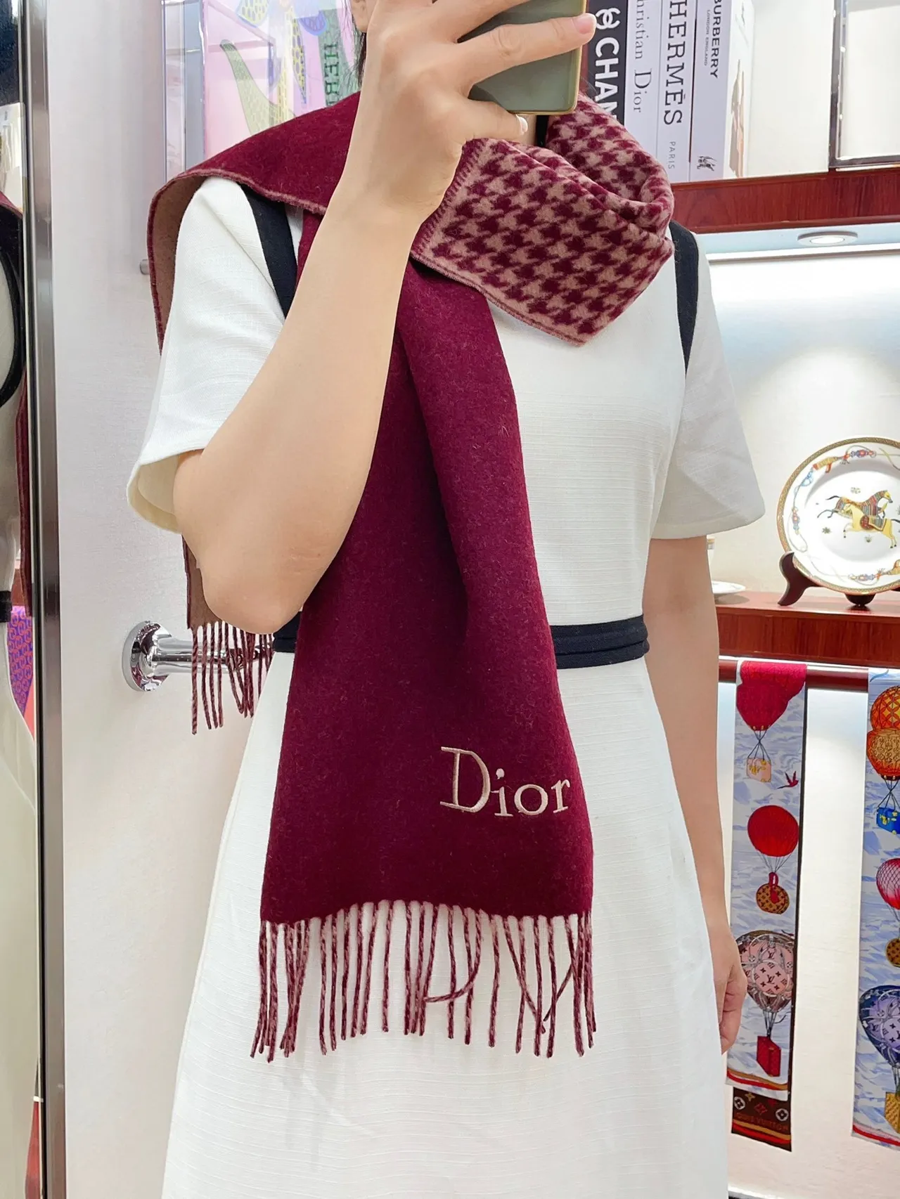 Dior bufanda de cachemira con borde de pata de gallo en borgoña 2